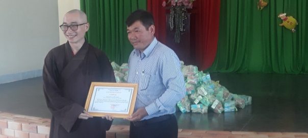 Ông Đoàn Văn Tuấn trao giấy cảm tạ cho đoàn tự thiên TP HCM.