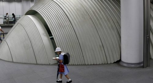 Một em bé Nhật Bản tự đi bộ ra ga tàu điện ngầm. Ảnh: Reuteur.