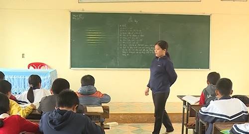 Cô giáo Nguyễn Thị Phương Thủy (Quảng Bình) đứng lớp dạy học sinh ngày 24/11. Ảnh: Hoàng Táo