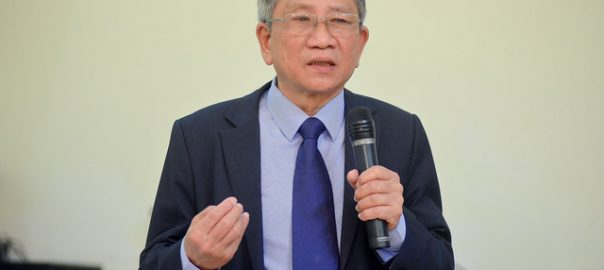 GS Nguyễn Minh Thuyết - Tổng chủ biên Chương trình giáo dục phổ thông mới đang công bố chương trình. (Ảnh: Toàn Vũ)