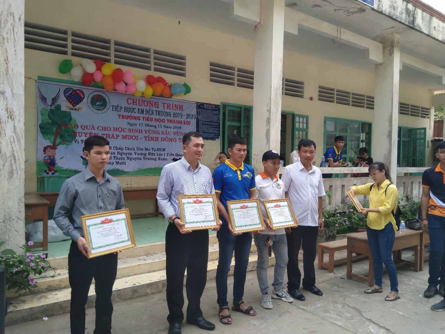 Đại diện nhà trường thầy Trần Hữu Phước ( chủ tịch công đoàn) đã tặng giấy cảm tạ cho các nhà hảo tâm.