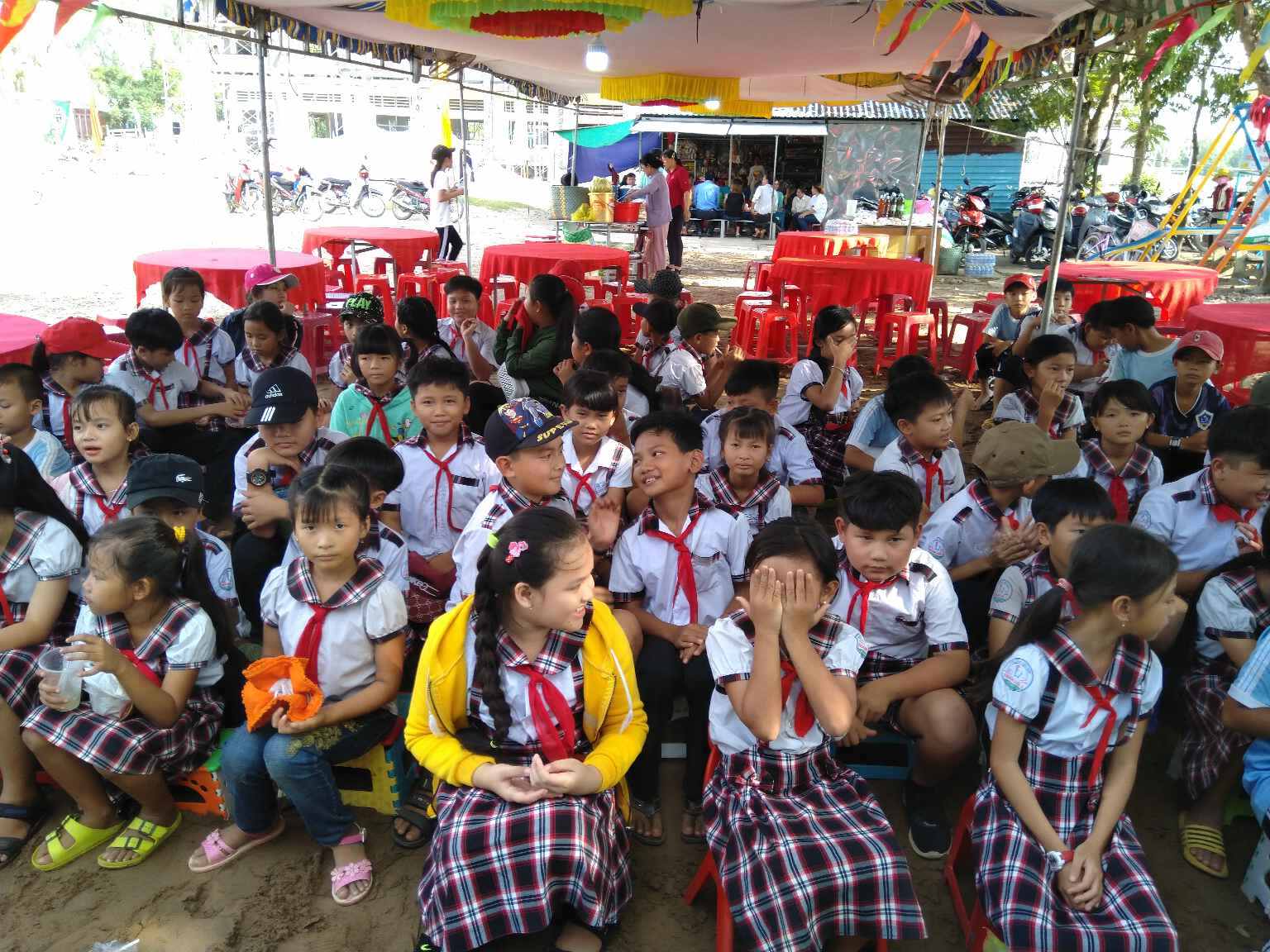 Niềm vui của các học sinh khi tham dự "Toạ đàm ngày Nhà giáo Việt Nam 20/11"