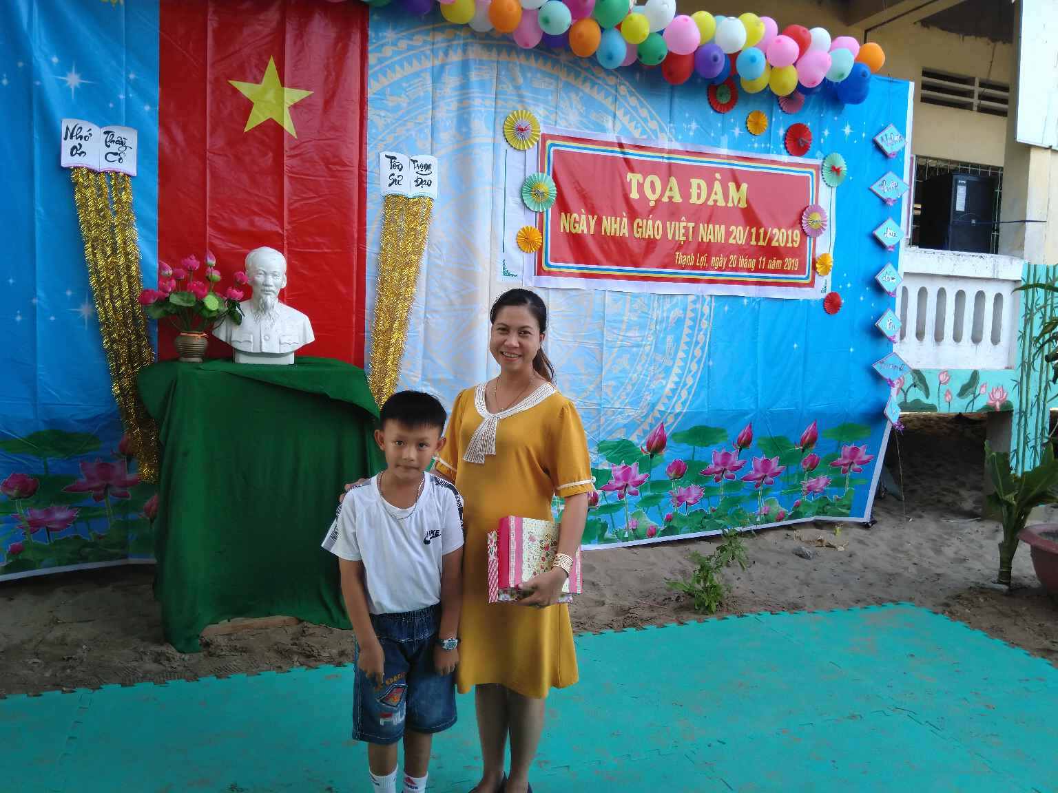 Niềm vui của cô Dương Thị Hồng Linh cùng học sinh mình trong ngày 20/11
