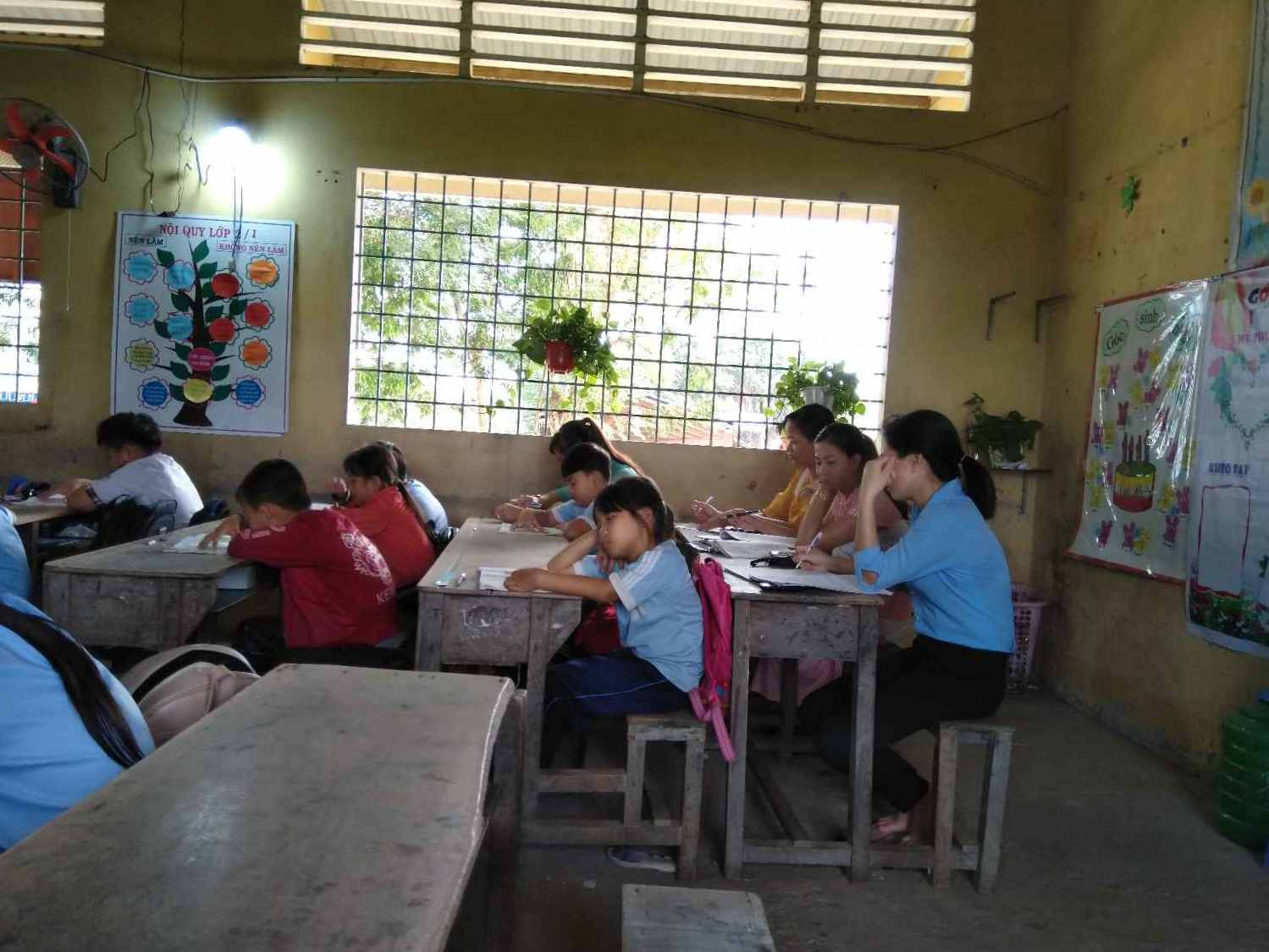 Các giáo viên dự giờ trong tiết dạy của cô Lên