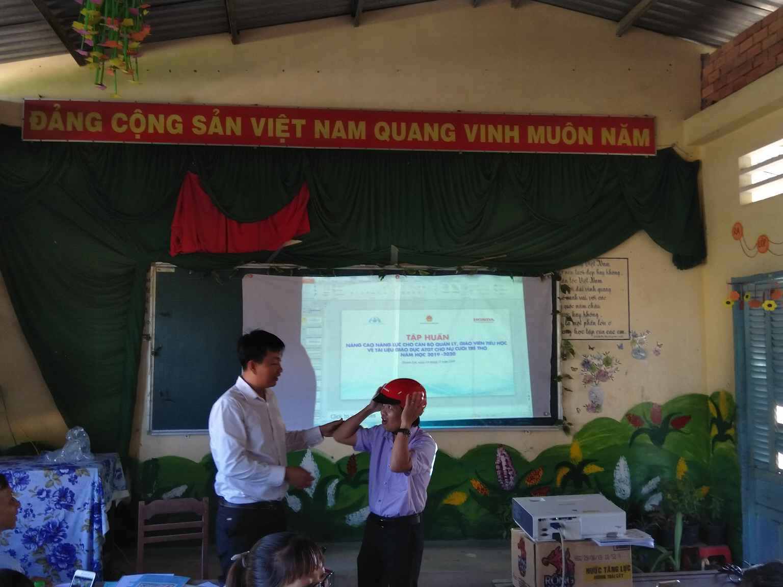 Thực hành độ nón bảo hiểm trong buổi tập huấn