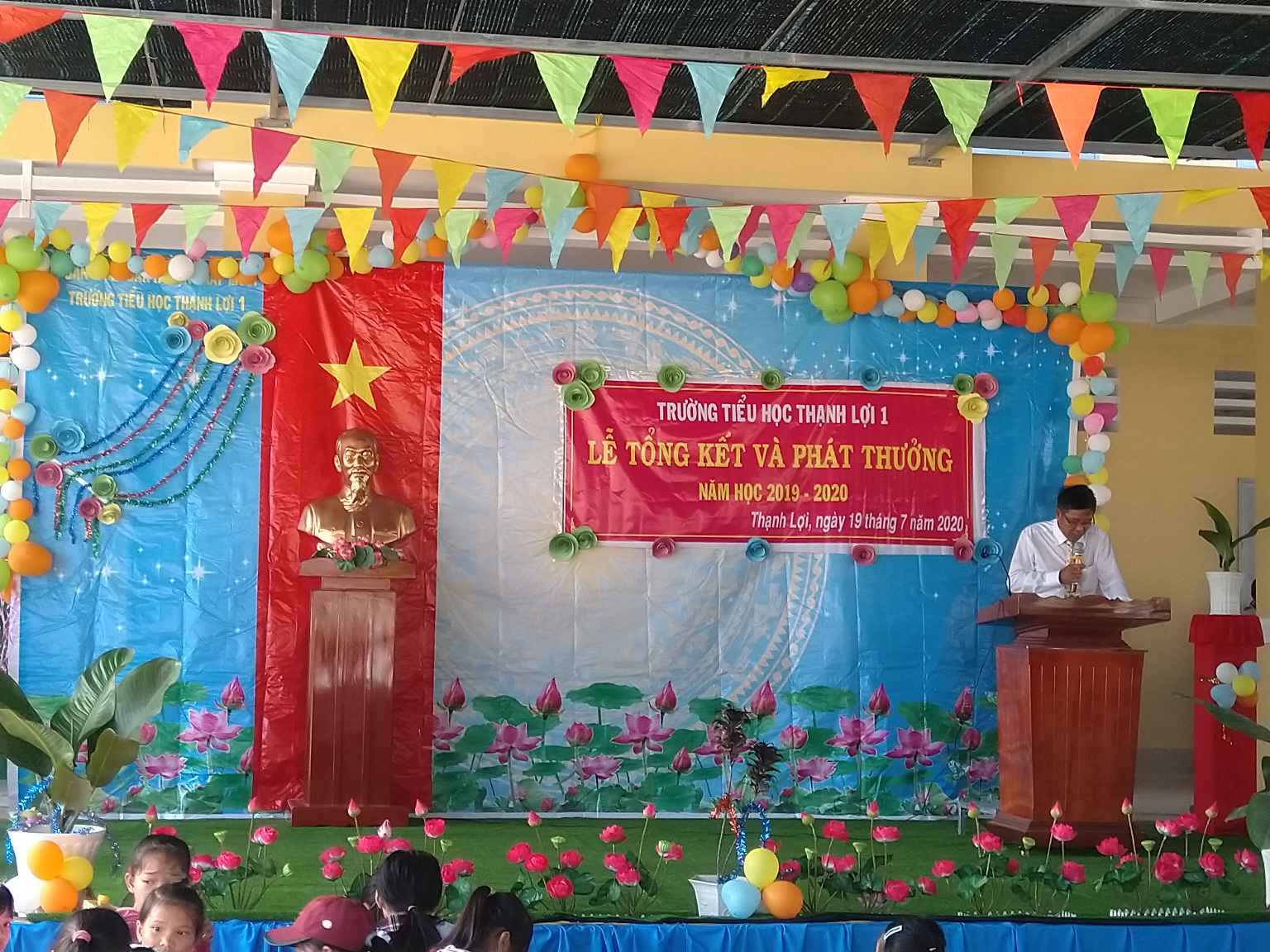 Thầy Nguyễn Thành Tâm ( hiệu trưởng ) báo cáo thành tích mà một năm qua Trường TH Thạnh Lợi 1 đã đạt được.