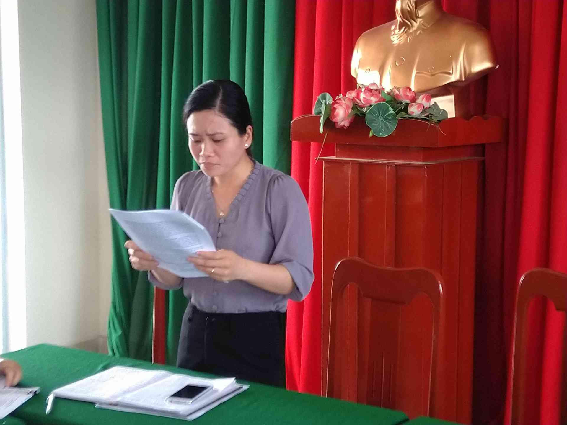 Cô Nguyễn Thị Mỹ Hạnh ( hiệu phó ) báo cáo lại các hoạt động chuyên môn 