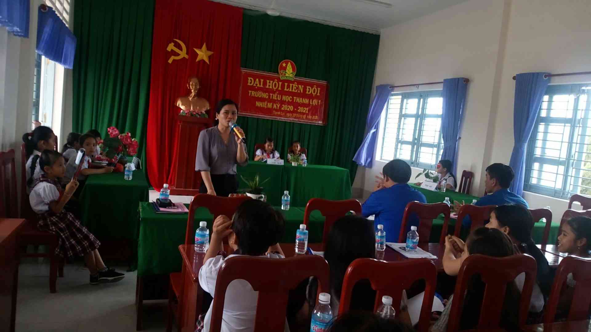 Cô Nguyễn Thị Mỹ Hạnh - Phó hiệu trưởng nhà trường phát biểu nhắc nhở đóng góp để Liên đội hoàn thành nhiệm vụ.