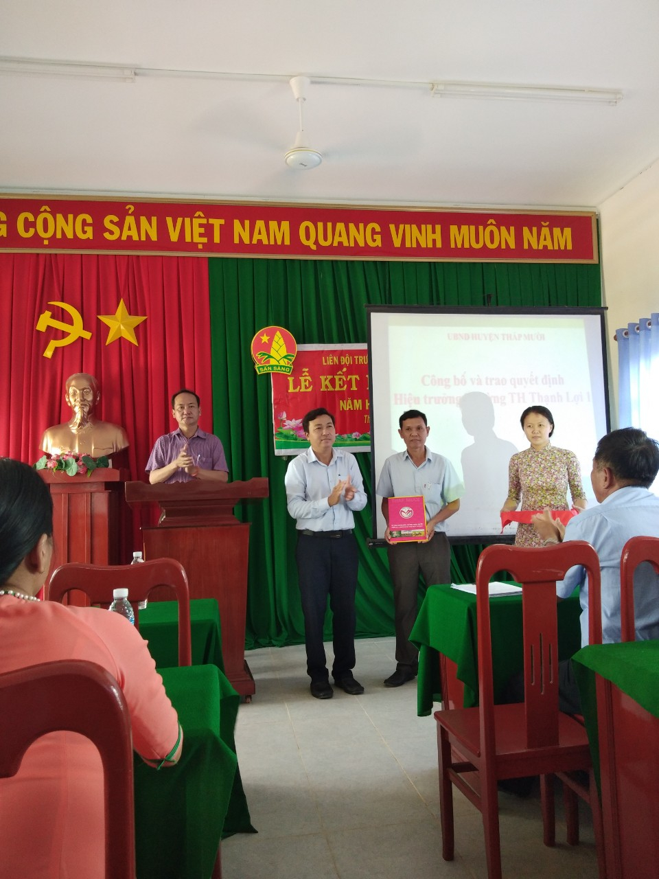 Thầy Ngô Thanh Sang, Trưởng phòng GD&ĐT HTM trao Quyết định điều động Hiệu trưởng cho Thầy Nguyễn Ngọc Minh