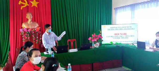 Thầy Nguyễn Ngọc Minh9 Bí thư chi bộ- Hiệu trưởng nhà trường) thông qua báo cáo hoạt động năm học 2020-2021.