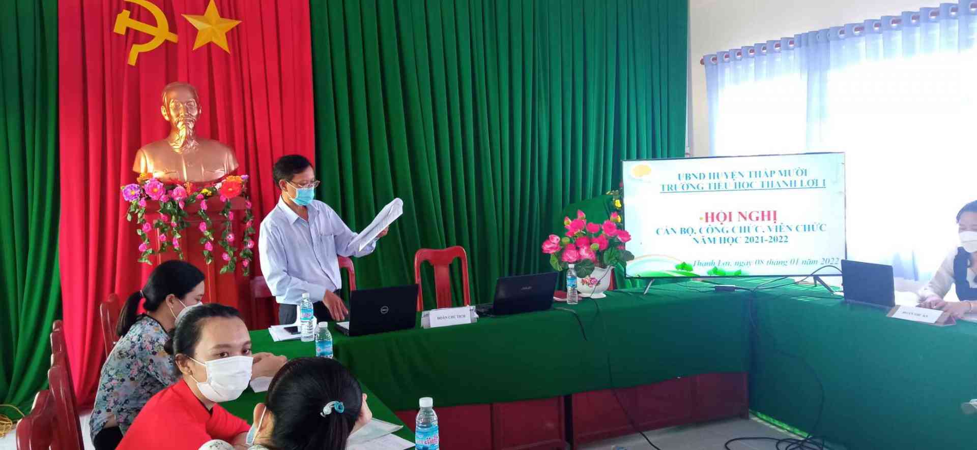 Thầy Nguyễn Ngọc Minh9 Bí thư chi bộ- Hiệu trưởng nhà trường) thông qua báo cáo hoạt động năm học 2020-2021.