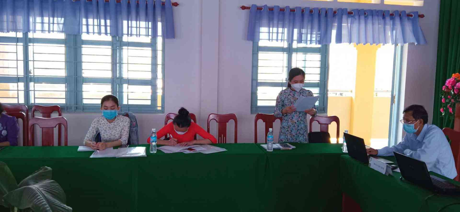 Cô Nguyễn Thị Mỹ Hạnh( Phó hiệu trưởng nhà trường) thông qua báo cáo thực hiện quy chế dân chủ trong nhà trường.