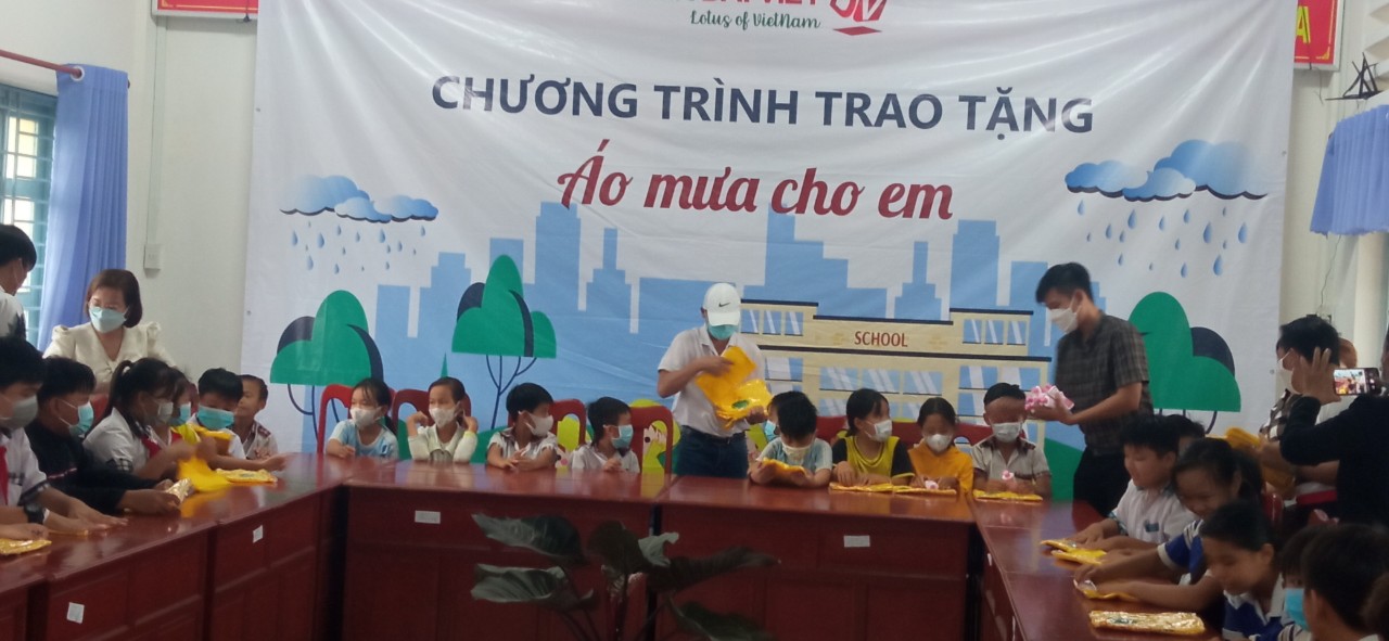 Công ty Sen Đai Việt tăng áo mưa cho hộc sinh trường tiểu học Thạnh Lợi 1