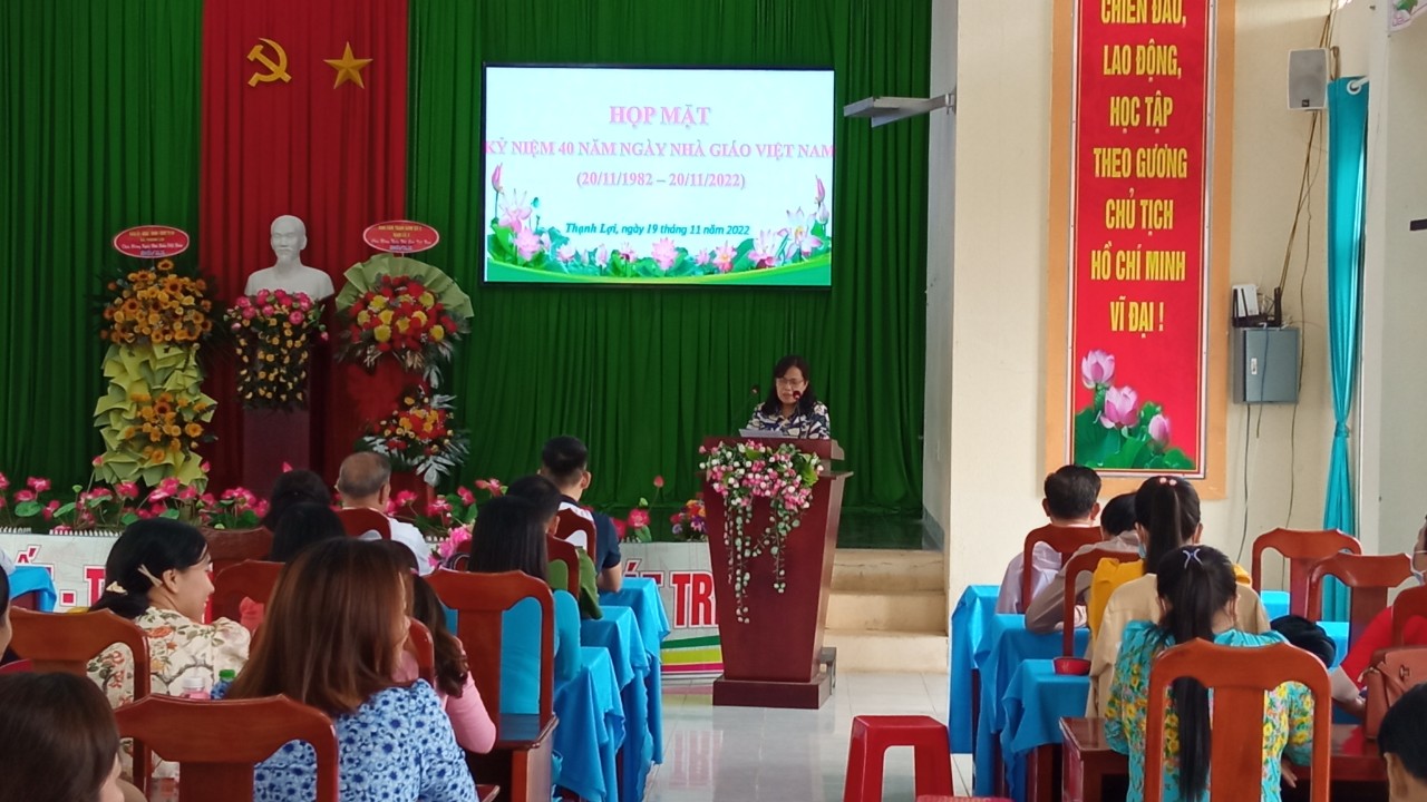 Bà Nguyễn Thị Tâm - Phó chủ tịch xã Thạnh Lợi đọc thư của Chủ tịch nước gửi cho các giáo viên nhân ngày 20/11