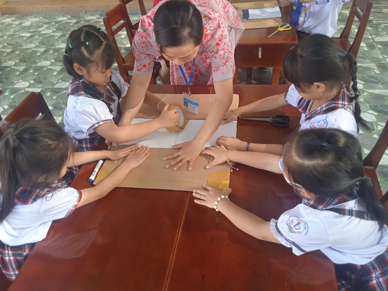 Cô Võ Thị Thanh Hoa hướng dẫn các em hoàn thành sản phẩm .