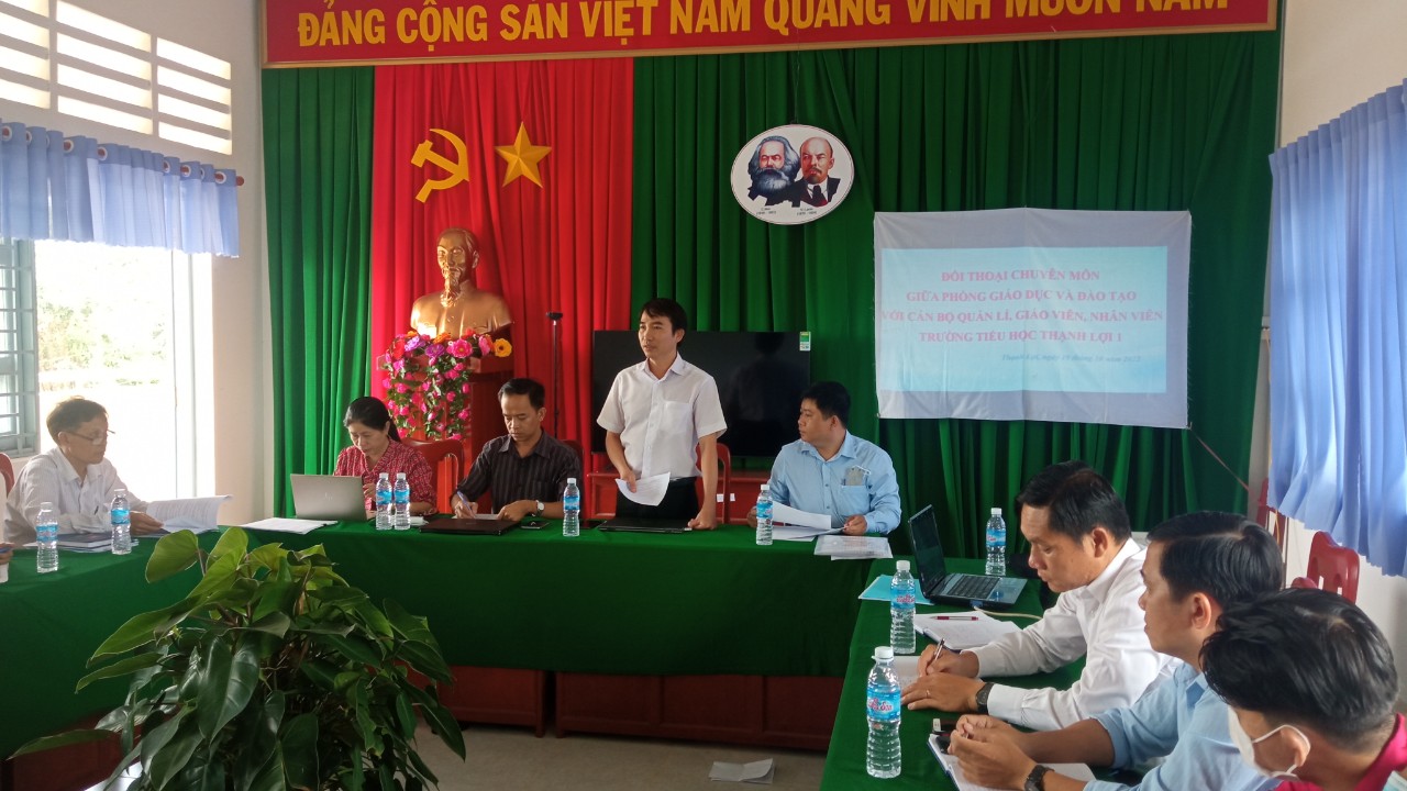 Thầy Hồ Phú Trường- Phó trưởng phòng GD huyện Tháp Mười đã phát biểu và gợi ý trong buổi đối thoại.