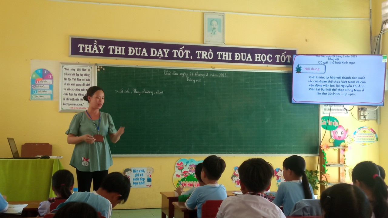 Cô giáo Trần Thị Cẩm Duy giáo viên lớp 2/3 dạy môn Tiếng việt.