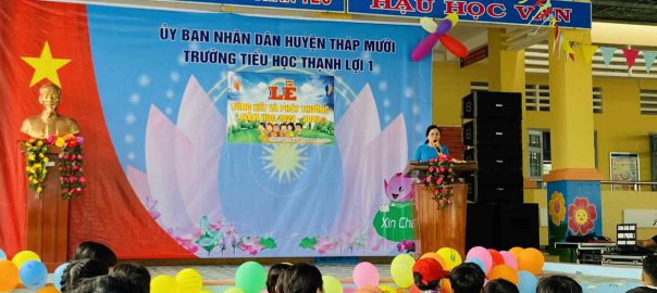 Cô Nguyễn Thị Mỹ Hạnh- phó Hiệu trưởng nhà trường báo cáo tổng kết năm học 2022-2023