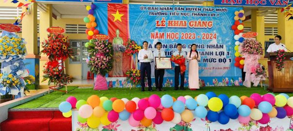 Thầy Nguyễn Ngọc Minh - Hiệu trưởng nhà trường và Thầy Trần Văn Cảnh- Chủ tịch công đoàn cơ sở nhà trường đón nhận giấy chứng nhận trường Đạt chuẩn quốc gia mức độ 1